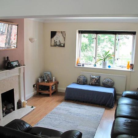 Stylish Queen-Size Bed London Living With Free Parking In Super Host 5 Star Home Finchley Bagian luar foto