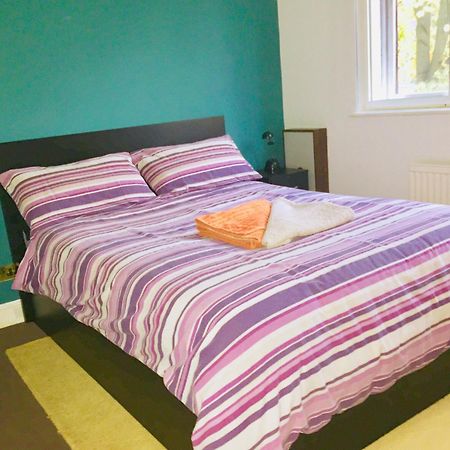 Stylish Queen-Size Bed London Living With Free Parking In Super Host 5 Star Home Finchley Bagian luar foto