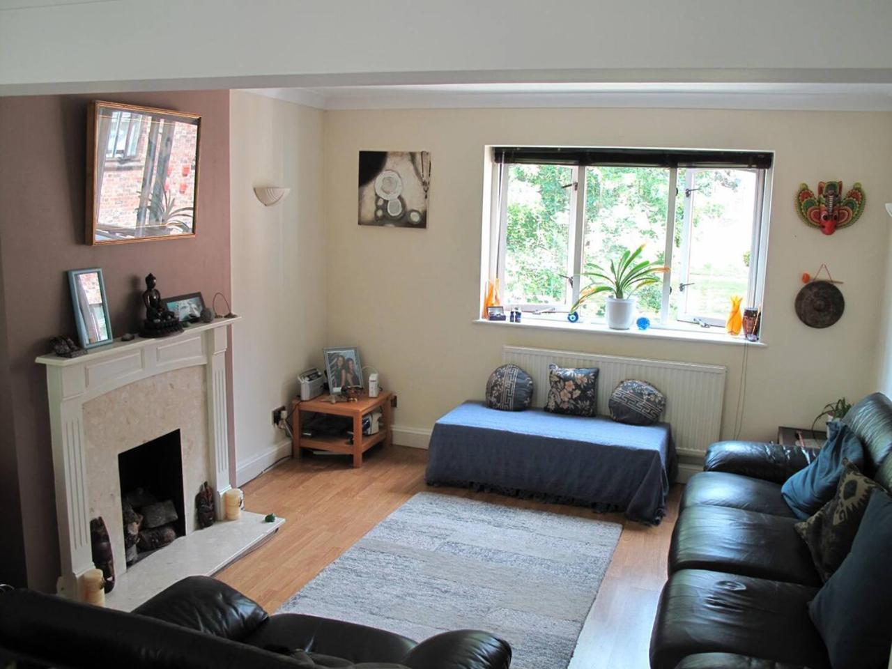 Stylish Queen-Size Bed London Living With Free Parking In Super Host 5 Star Home Finchley Bagian luar foto