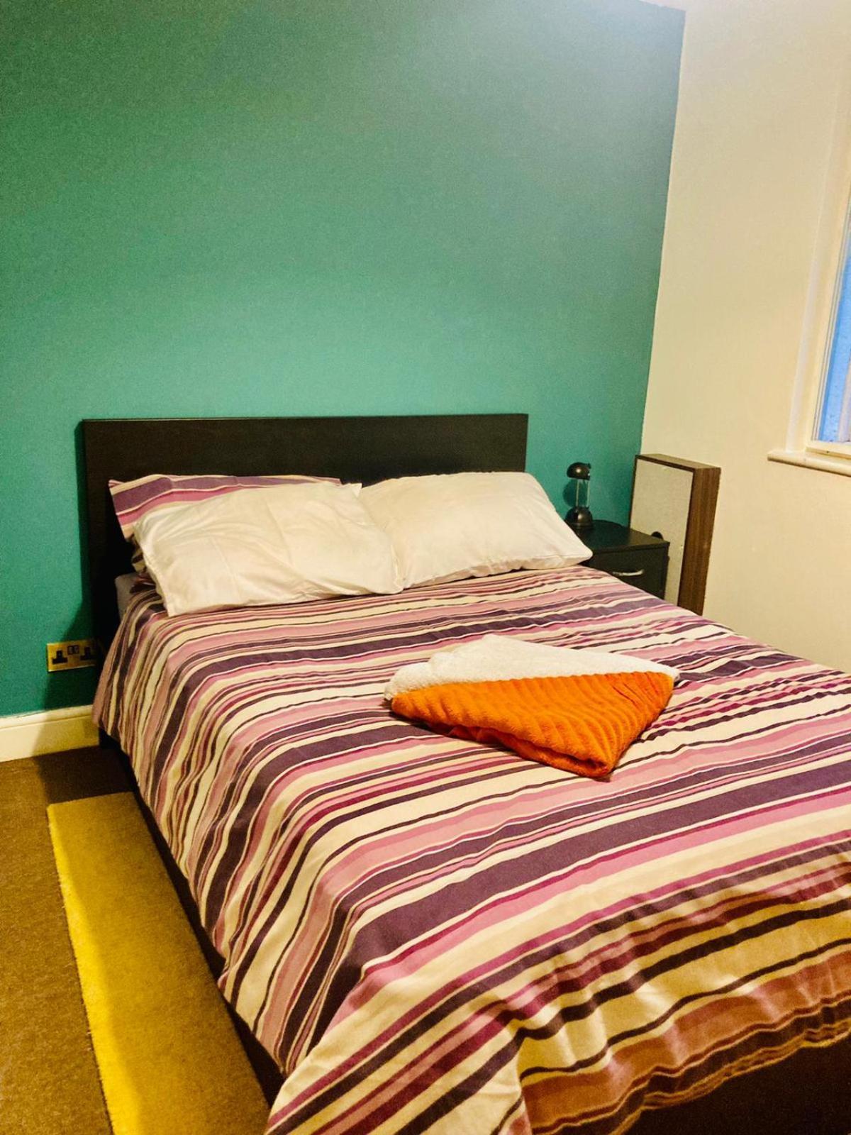 Stylish Queen-Size Bed London Living With Free Parking In Super Host 5 Star Home Finchley Bagian luar foto