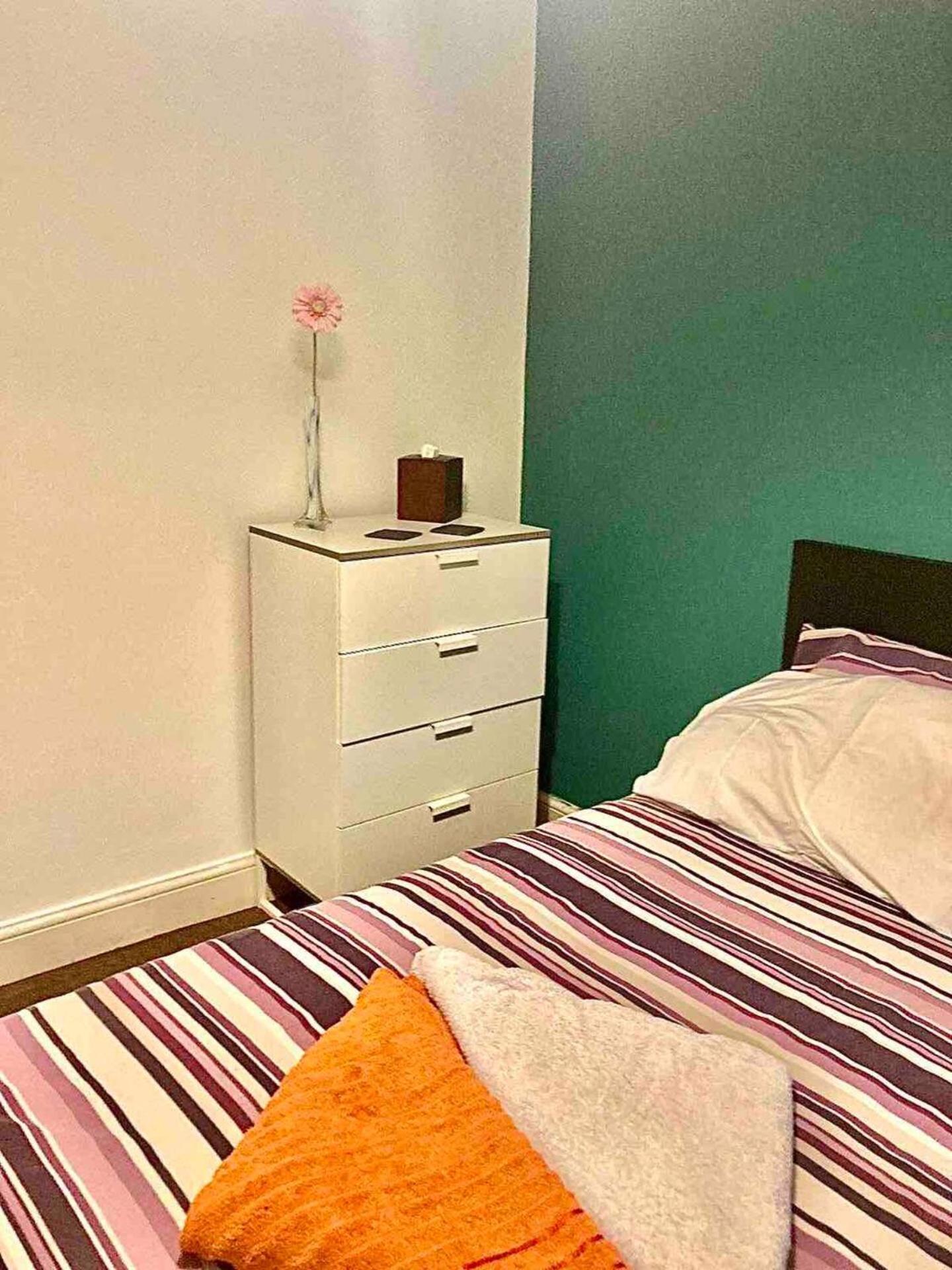 Stylish Queen-Size Bed London Living With Free Parking In Super Host 5 Star Home Finchley Bagian luar foto