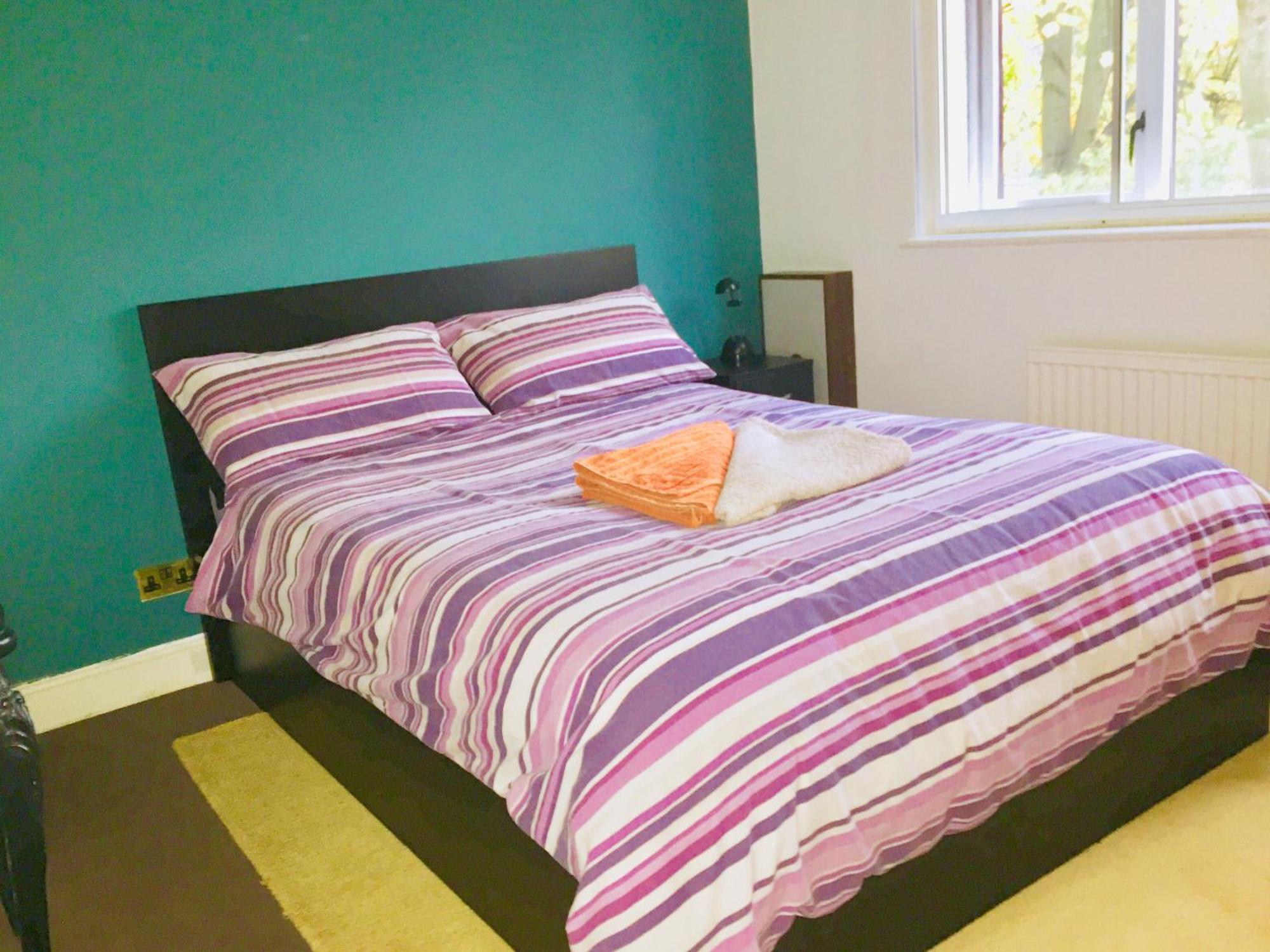 Stylish Queen-Size Bed London Living With Free Parking In Super Host 5 Star Home Finchley Bagian luar foto